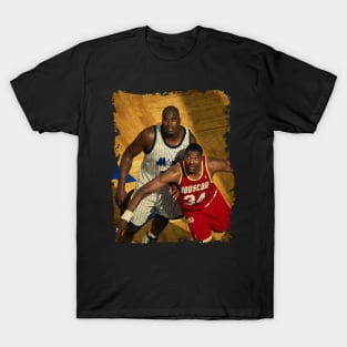 Hakeem Olajuwon vs Shaquille O'Neal in The 1995 NBA Finals T-Shirt